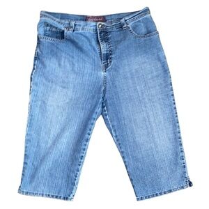 Gloria Vanderbilt Women’s Capri Jeans in Medium Blue Wash Denim in Size 16P